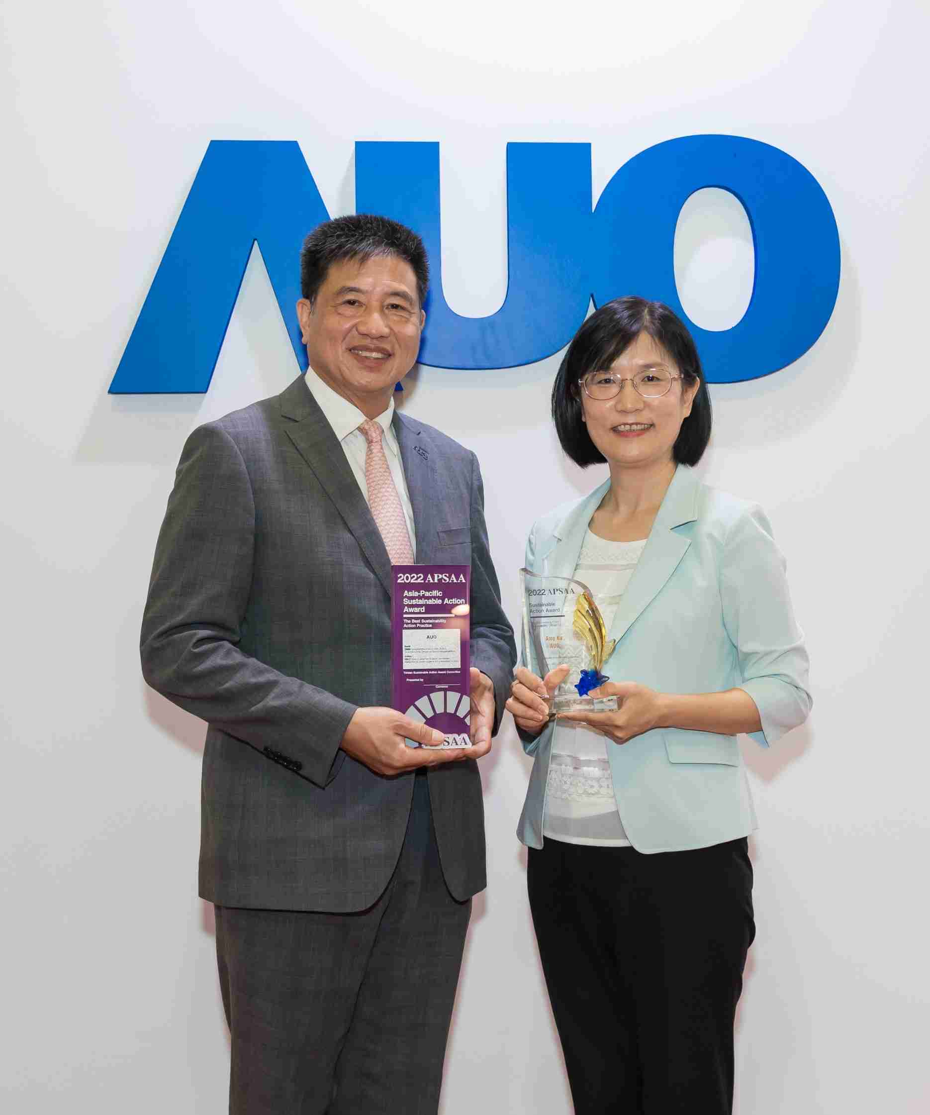 开云电子长期垫筑永续远景的基石，，，，透过ESG暨气候委员会逐步实践永续策略蓝图。。。其中，，开云电子光电永续长古秀华带领团队、、、制定中长期目标，，，缔造多面向亮眼表现，，获得「顶尖永续长奖」的个人奖殊荣（左：开云电子光电董事长暨执行长彭双浪，，，，右：开云电子光电永续长古秀华）