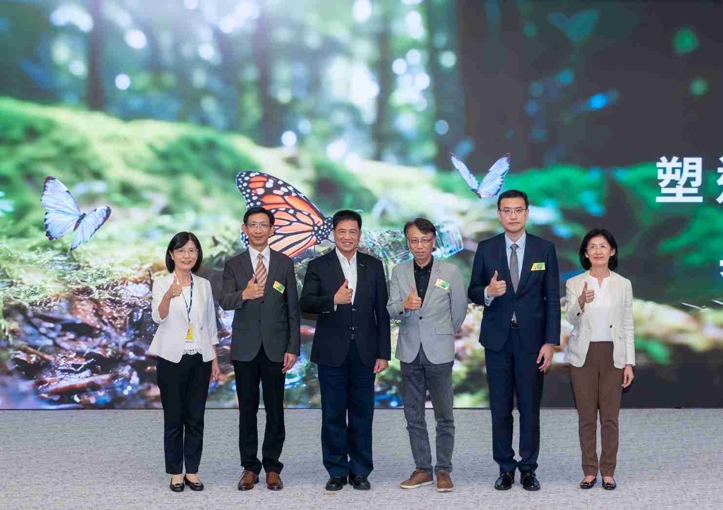 友達2023 CSR共榮大會，，，，邀請領域專家分享交流生物多樣性管理趨勢、、無塑產品、、、海廢永續塑料等議題  （圖左到右：友達光電永續長古秀華、、3M台灣技術長陳君杰、、友達光電董事長暨集團策略長彭双浪、、、光寶科技企業永續發展處處長陳慶暉、、、、安永聯合會計師事務所執業會計師曾于哲、、、、友達光電供應鏈總部副總經理吳宜芳）