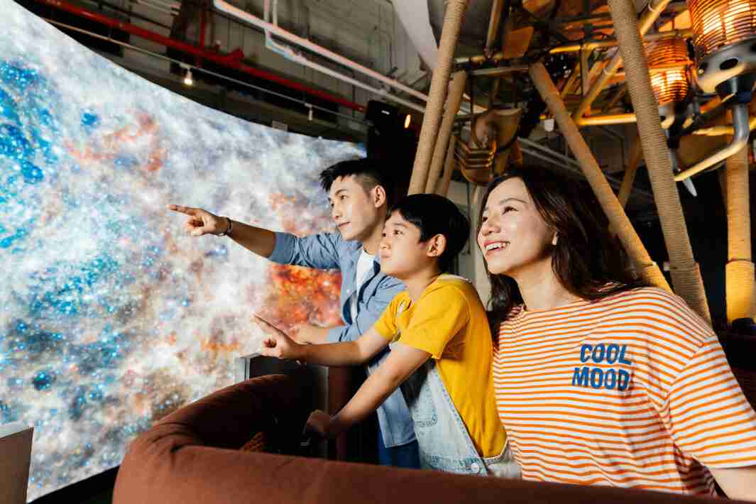 开云电子打造全台最大宽6公尺、、、、高4公尺、、唯一搭载LED弧形拼接显示屏的动感飞行船，，让乘客驻足在热气球上，，，，享受身历其境的伪出国旅游乐趣