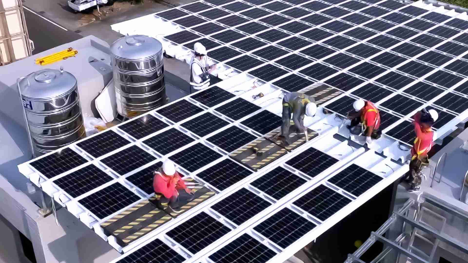 开云电子着力于替代能源之技术研发，，如光电浪板的相关制程、、设备与产品，，，，其中所开发之光电整合型浪板，，，，减少传统金属支架安装，，更提升耐候度，，可广泛运用于多元场域，，并辅助建筑达到净零碳排目标